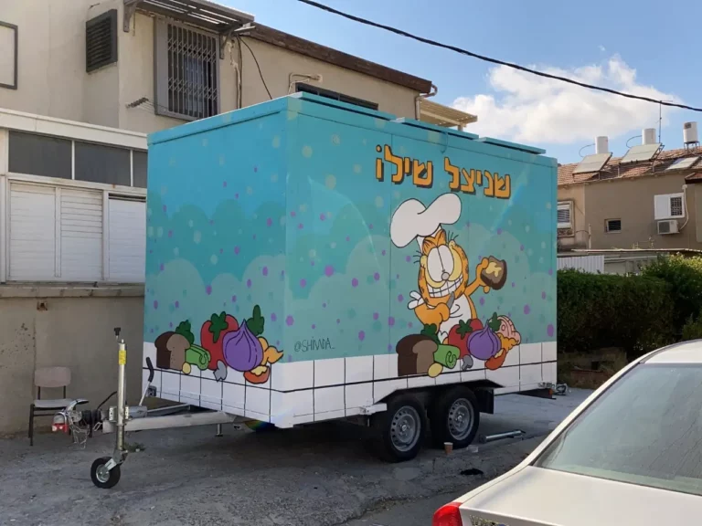 ציור קיר גרפיטי צבעוני על נגרר אוכל רחוב